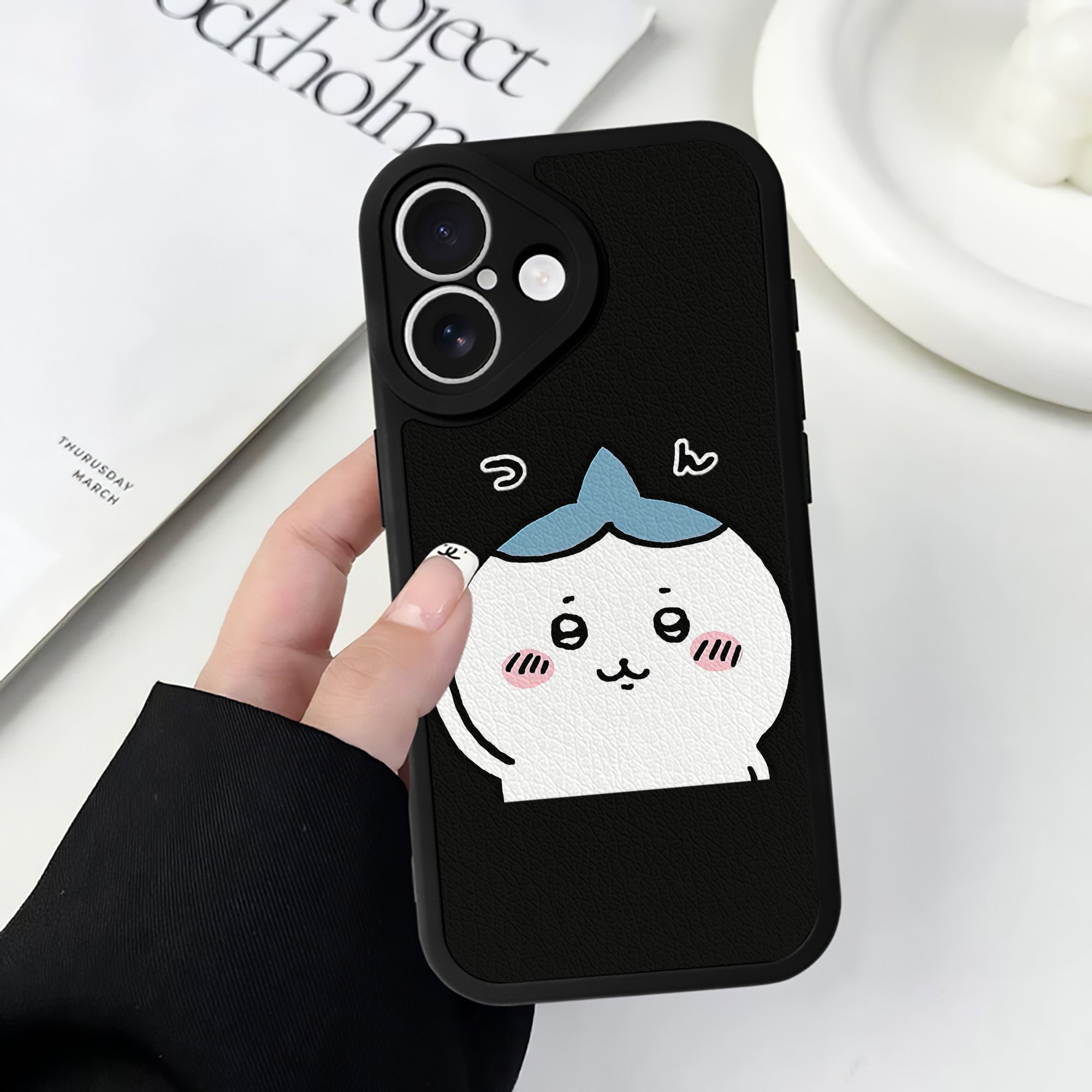 （画像用） ちいかわ ハチワレ Chii-kawa hachiware 【iPhone 16シリーズ対応】シリコンスマホケース（レザー調） 材質：シリコン